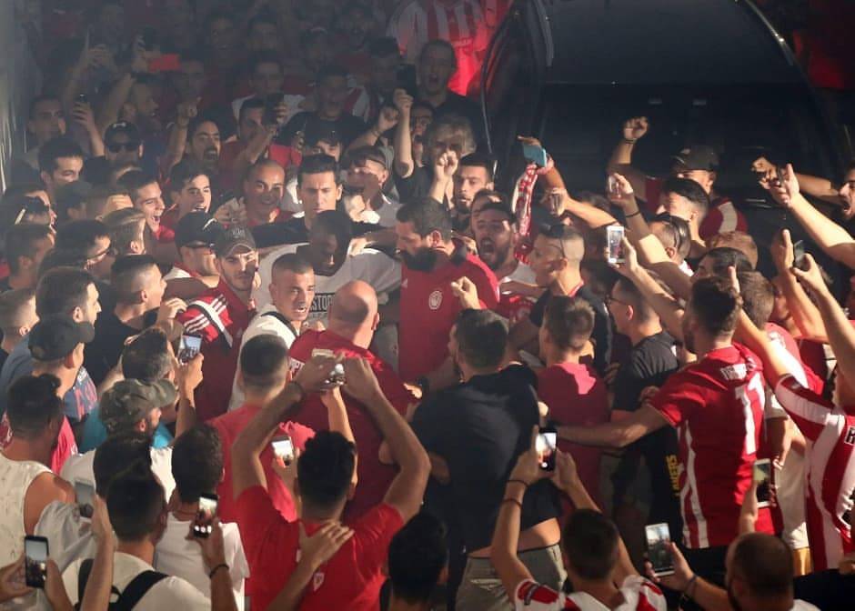 Mammoth crowd welcome Yaya Toure back to Olympiakos