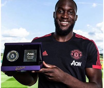 Romelu Lukaku receives his 100-goal award from EPL