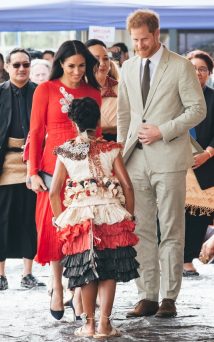 Meghan suffers wardrobe malfunction arriving Tonga with Harry