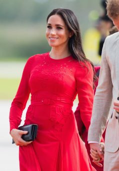 Meghan suffers wardrobe malfunction arriving Tonga with Harry
