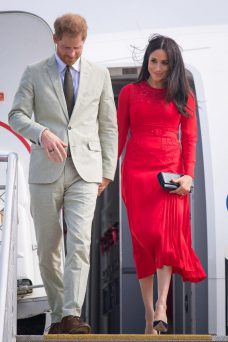 Meghan suffers wardrobe malfunction arriving Tonga with Harry
