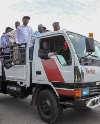 Osun Poll: PDP Leaders besieged INEC office in protest 