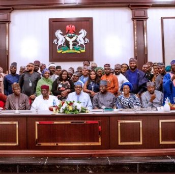  President Buhari hosts APC supporters at the state house