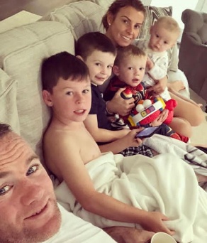 PHOTO: Wayne Rooney shares an adorable selfie with family