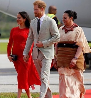 Meghan suffers wardrobe malfunction arriving Tonga with Harry