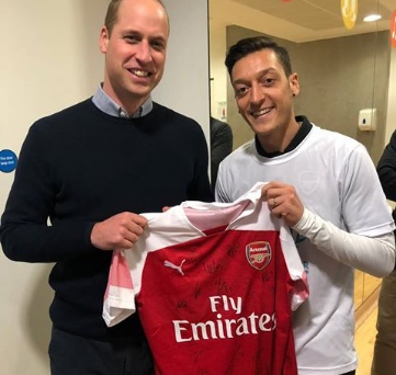 Mesut Ozil gifts Prince William a signed Arsenal Jersey