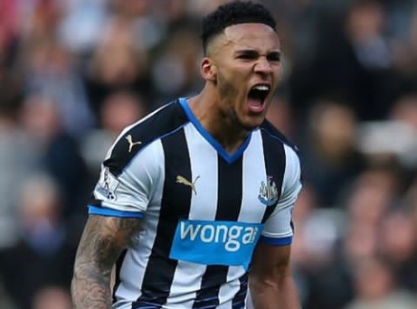 PHOTO:Jamaal Lascelles signs a new contract with Newcastle United