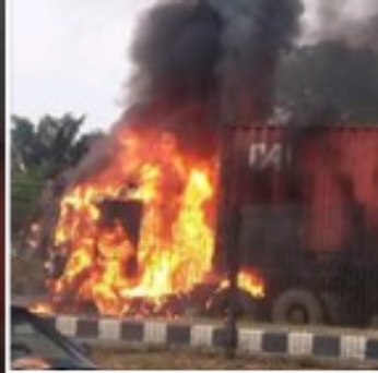 Breaking: A container-laden burst into flames at Idiroko Lagos