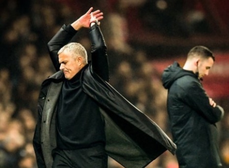 Manchester United announce the sacking of Jose Mourinho