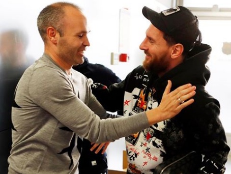 PHOTO: Lionel Messi welcomes Andres Iniesta back to Barcelona