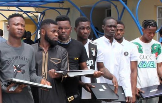EFCC arrests one Ibrahim Anjorin and 10 others for online fraud