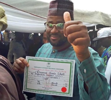 Desmond Elliot presented with his Certificate of Return