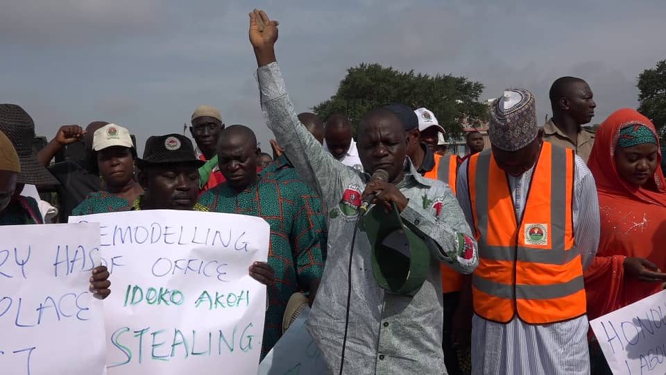 AUPCTRE pickets securities tribunal, demand chairman suspension