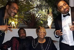 Rapper Snoop Dogg Shares Photo Of Brothers And Mom