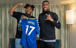 Buju TYE Gifted WBuju TYE Gifted With Signed Everton Jersey By Alex Iwobiith Signed Everton Jersey By Alex Iwobi