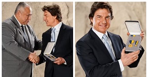 Tom Cruise : Fans Slam 'Navy's Best Recruiter' Award